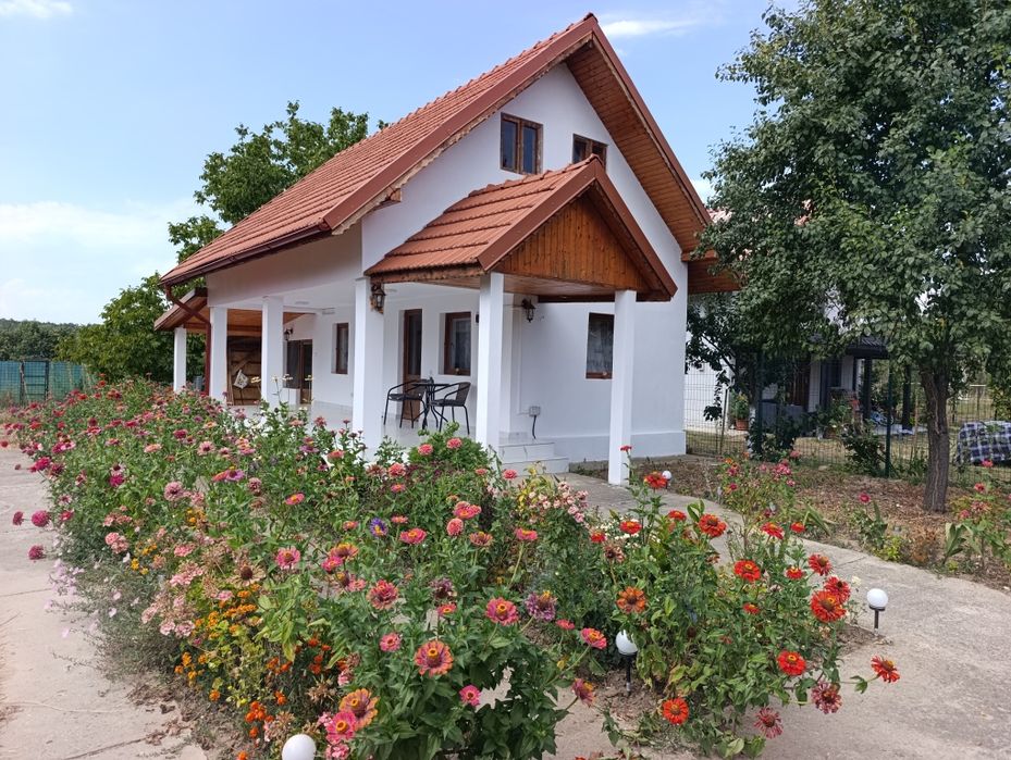 Căsuța din povești,la 6 km de Tg-Jiu.