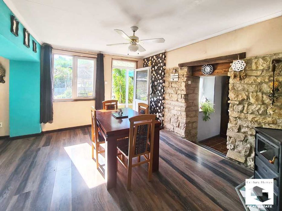 145307 Реновирана къща с добре аранжиран двор в с. Полски Сеновец