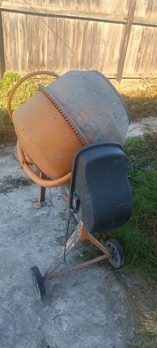 Бетонамешалка большой.