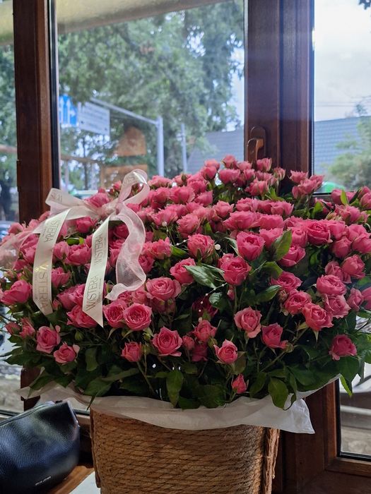 Большой букет кустовых роз в корзине