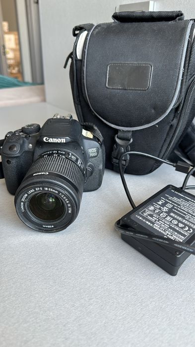 Продам фотоаппарат Canon EOS 700D