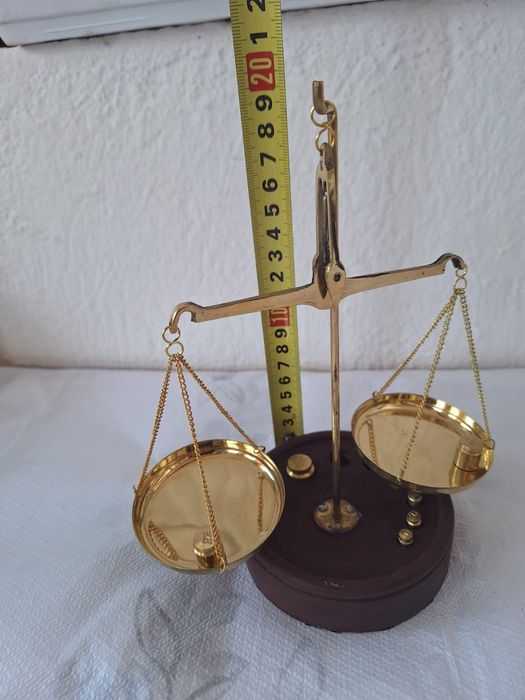 Везна от бронз със дървена основа