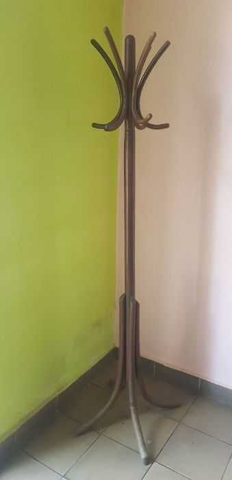 Vând doua mese mari și un cuier pom