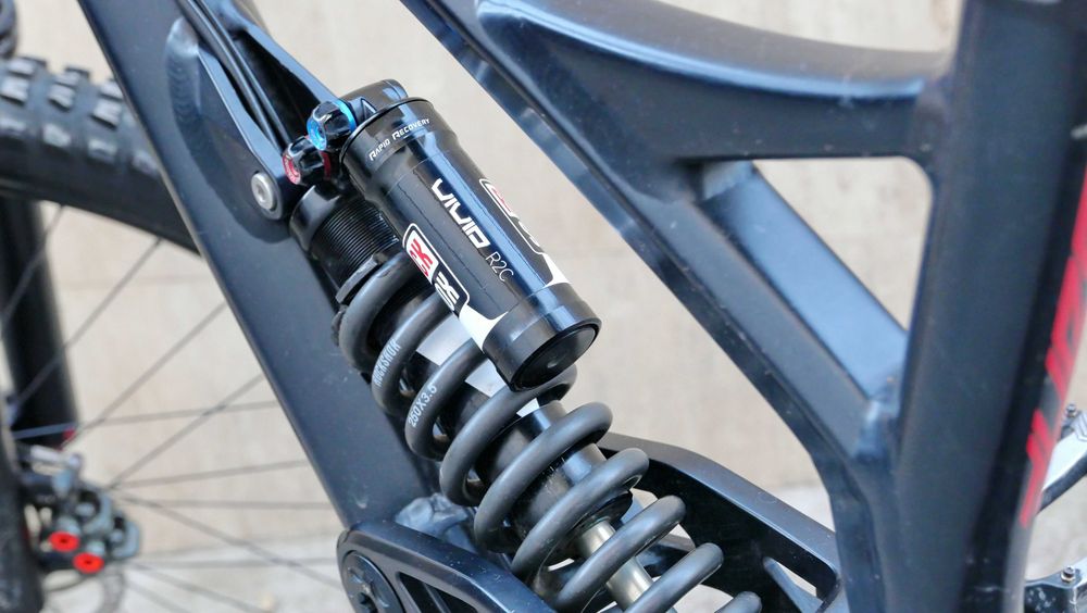 YT Tues AL, Downhill, L, 27.5 цола, RockShox Boxxer RC 200 мм, Vivid R2C, SRAM GX DH 1x7, Magura MT7