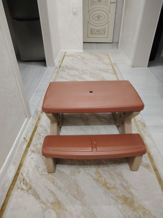 Стол. Для учёбы или кормления