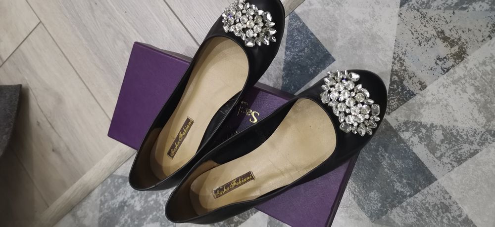 Кожаные балетки со сваровскими камнями