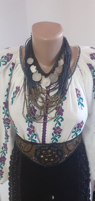 Salbă veche cu bani ,costum popular.