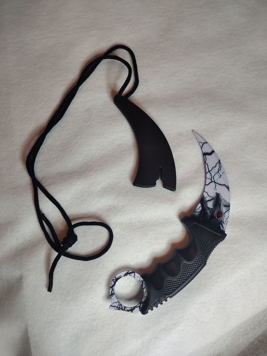 Продавам Karambit White Dragon