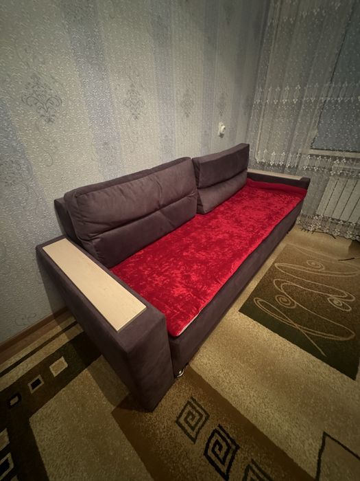 Диван. В отличном состоянии.