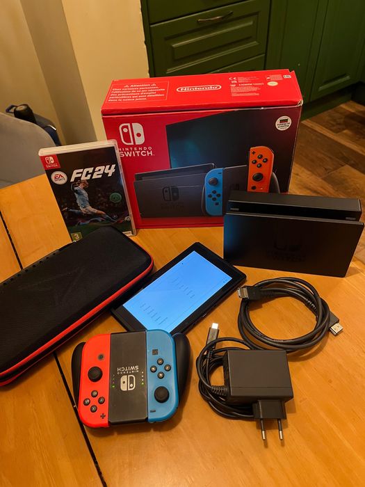 Nintendo Switch с допълнителна карта памет и калъф за съхранение