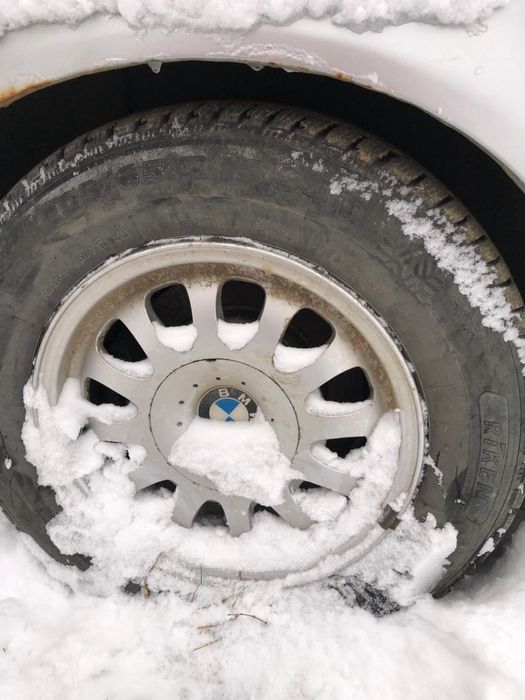 Vând 4 roți: jante aliaj originale BMW e39 cu cauciucuri de iarna