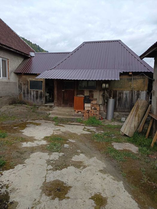 Se vinde casă, situată într-o zonă liniștită, ideală pentru locuit și relaxare.