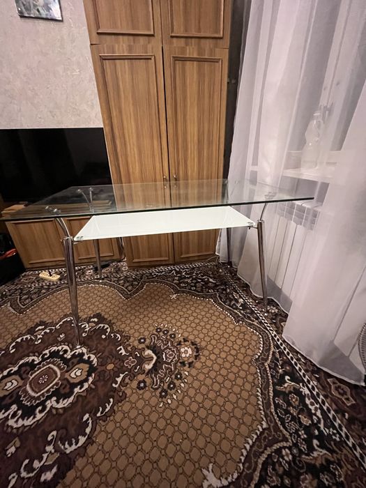 Стеклянный стол продам