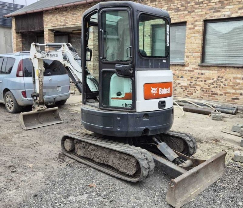 Inchiriez Miniexcavatoare  IASI-miniexcavator de inchiria- excavator-Incărcător frontal Bobcat 2.5  tone în Iași