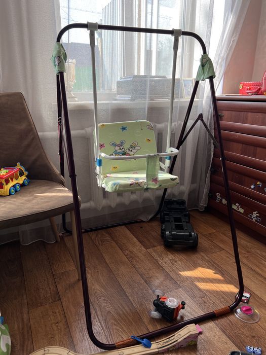 Продам качелю детскую