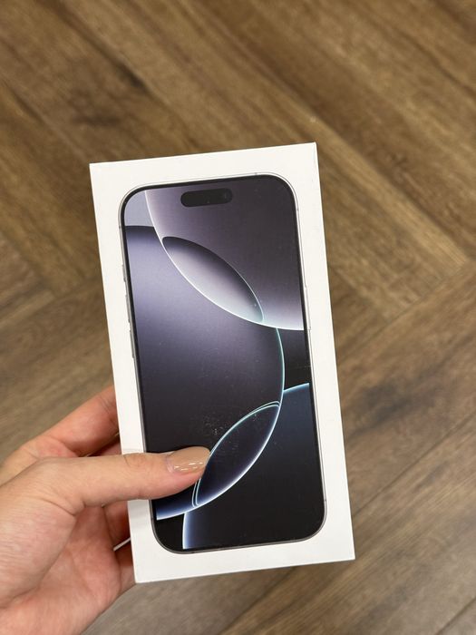 Iphone 16 Pro  в белом цвете