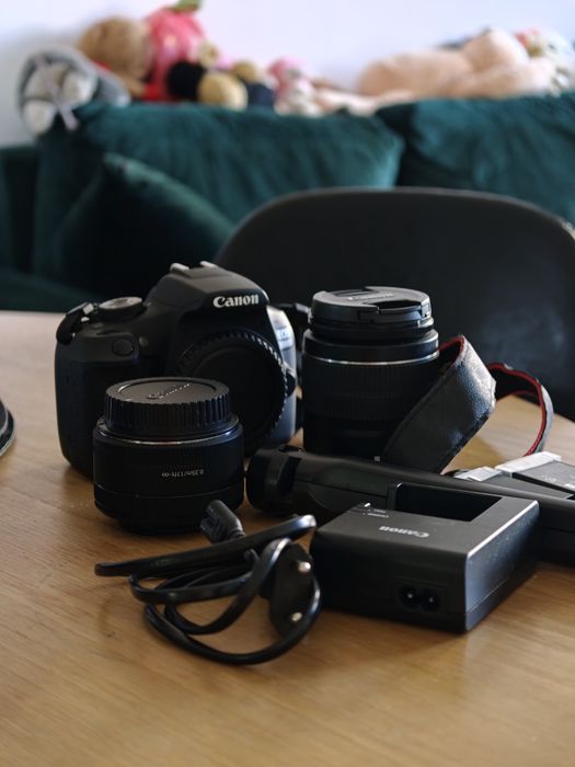 Canon EOS 2000D + 18-55mm + 50mm f/1.8, 3 baterii și trepied