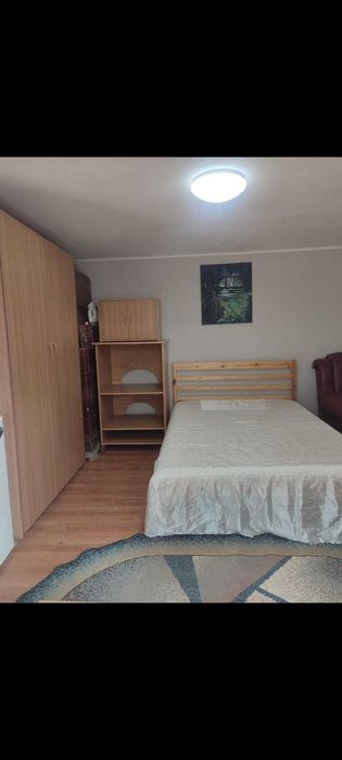 Inchiriez apartament cu o camera la casa