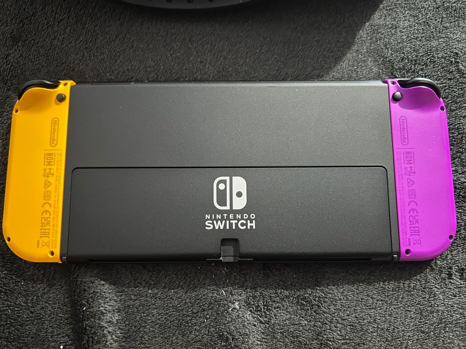 Nintendo Switch Oled Пълен комплект с допълнителни джойкони и калъфи