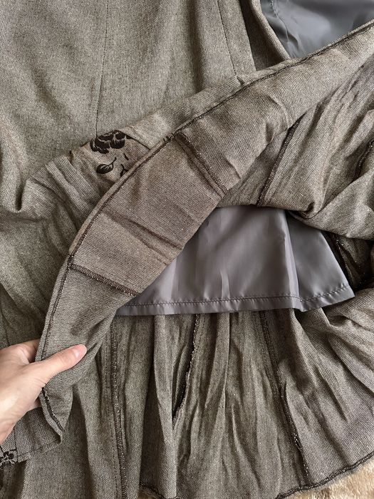 Кафяв вълнен костюм с пола