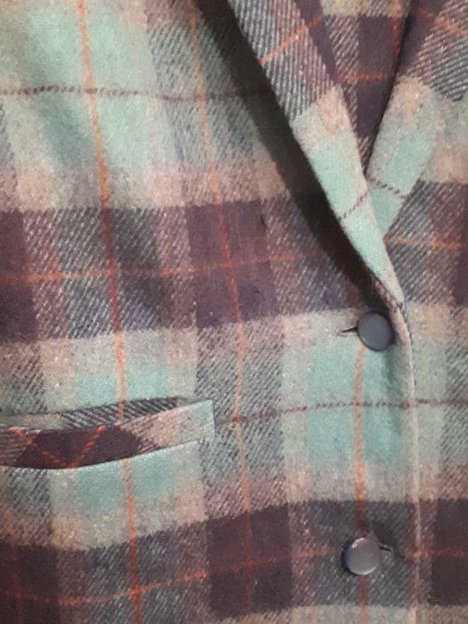 Costum  din stofă de lână fină cardata  ,în  carouri,  pentru  damă