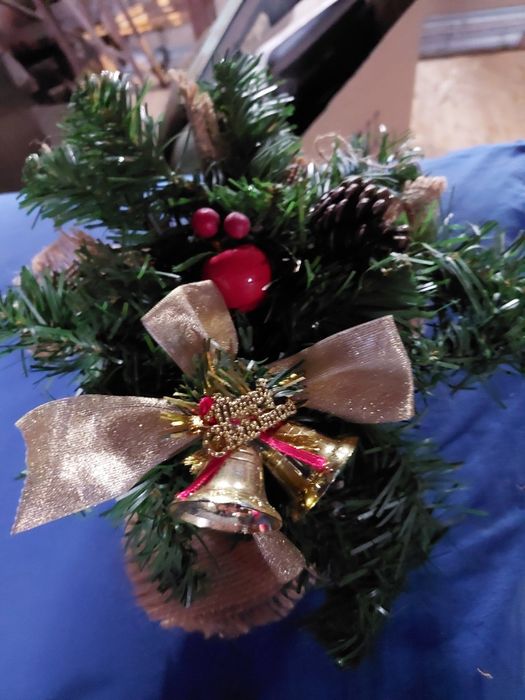 Brad attificial si diferite ornamente de vinzare