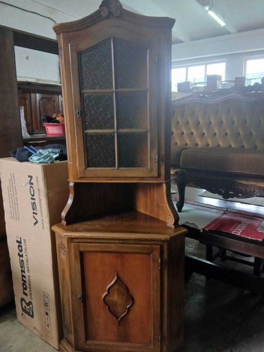 Vitrina pe Colt din Lemn