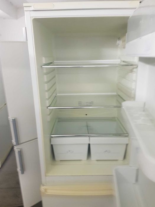 Продавам Хладилник с фризер