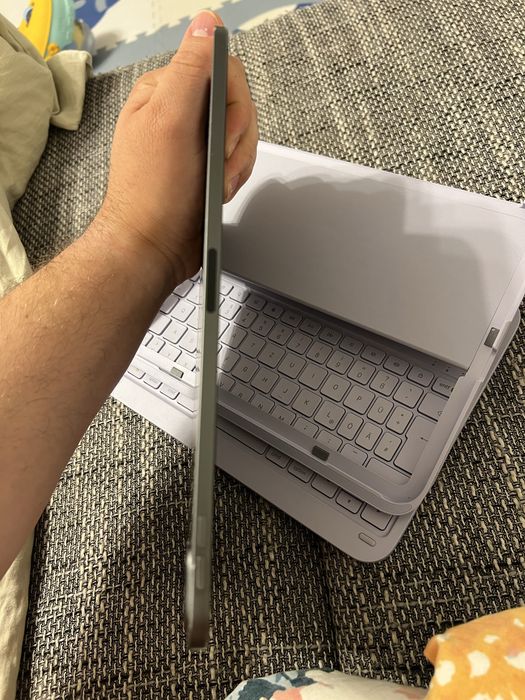iPad Pro 11” Gen 3 M1 – 128GB Magic Keyboard purple