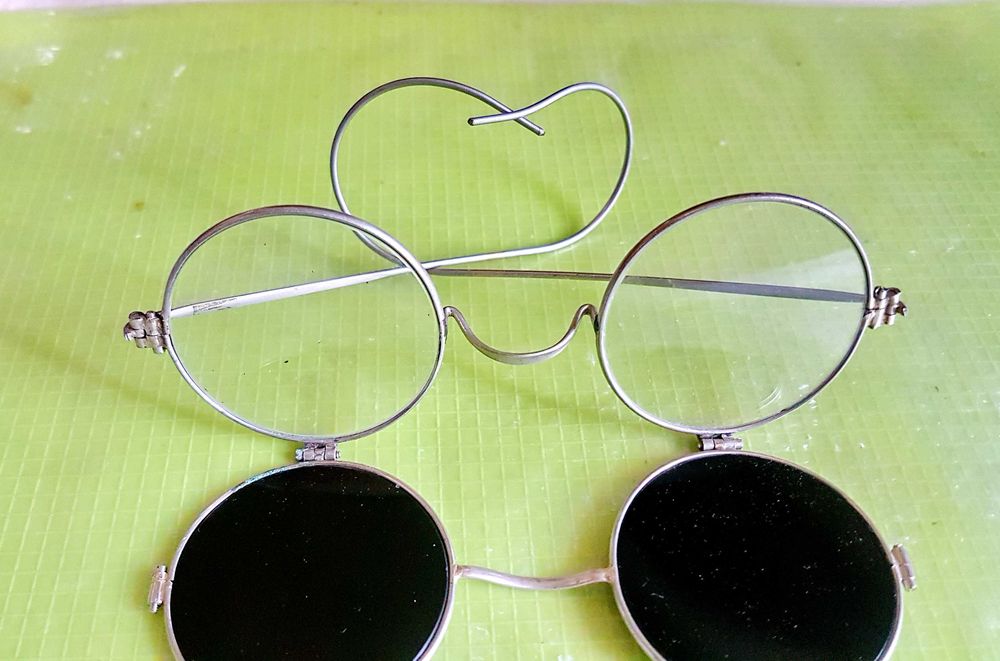 F780-I-Raritate-Ochelari interbelici 1920-1930 alpaca cu sistem arc. Pentru vedere, soare sau posibil industriali pt sudura fiind mai opaci.