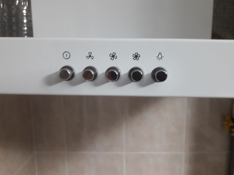 Вытяжка Мидеа в отличном состоянии. 3 скорости вытяжки, лед подсветка.