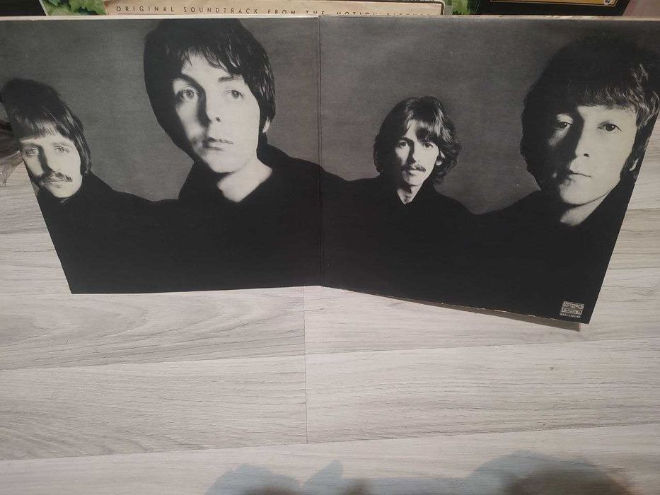 2 Броя Грамофонни Полочи "The Beatles"