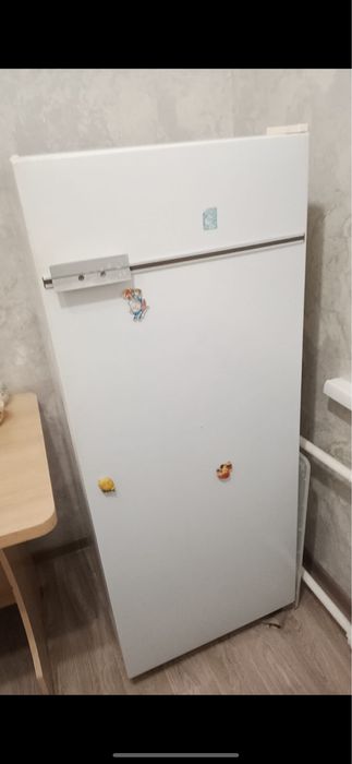 Холодильник продам в среднем состояния!