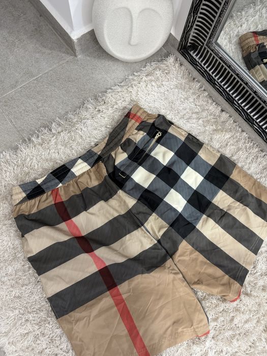 Sort de baie Burberry colectie noua vara 2025