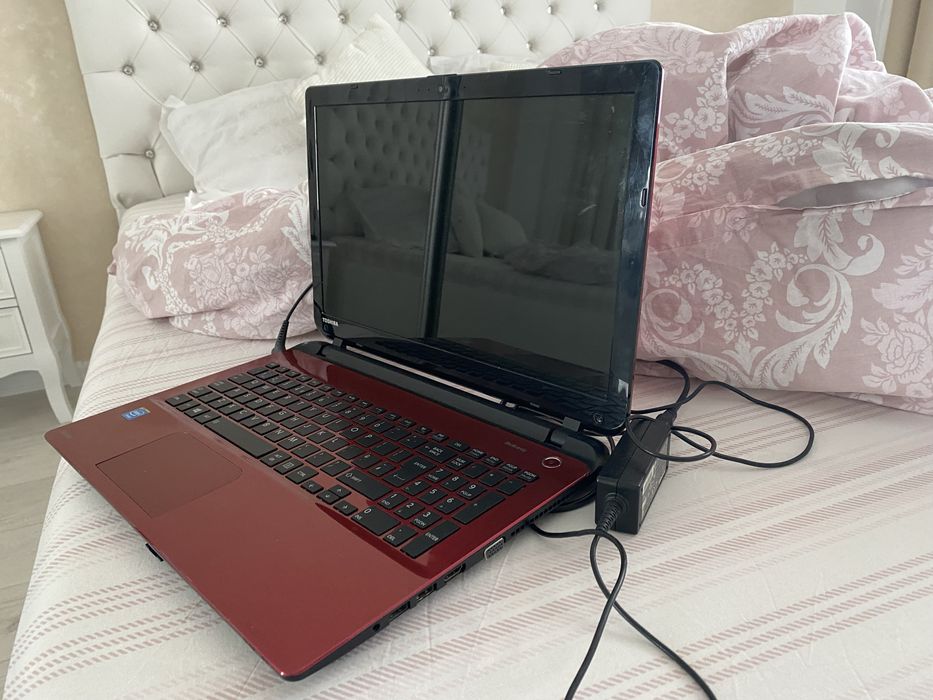 Laptop toshiba rosu ultra slim