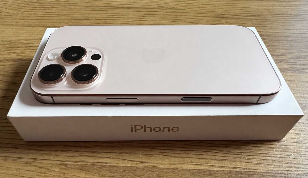 Изключително запазен iPhone 16 Pro 128GB в цвят Desert Titanium. Батерия 96%.