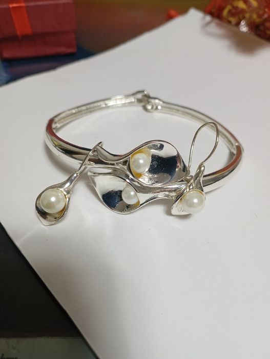 Продам 3 серебрянных набора, 1 серебрянные серьги, кольца.