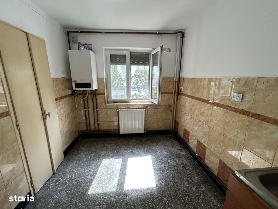 Vand apart.3 cam.Calea Romanilor,la parter inalt,bloc caramida 4 etaje