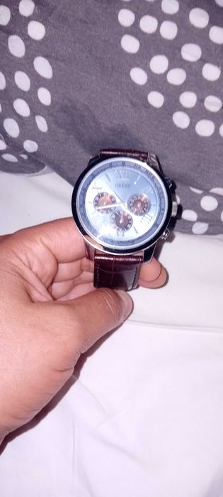 Ceas guess,purtat de cateva ori.