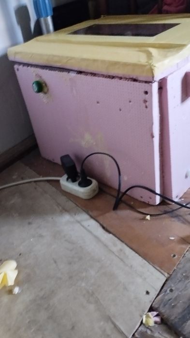 Inkubaror sotiladi 42 tuxunlik narxi 300 mig