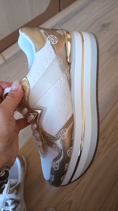 Сникърси Guess нови