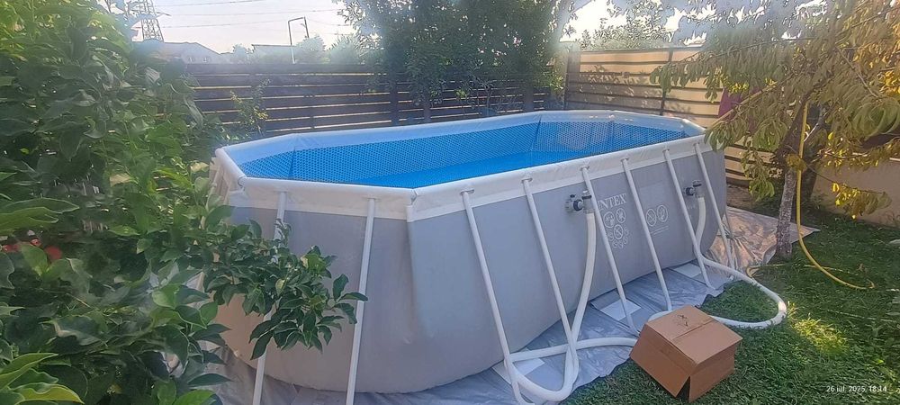 Vând Piscina cu cadru metalic Intex 26796NP, supraterana, ovala, cu pompa de filtrare + scara + folie acoperire, 503 x 274 x 122 cm