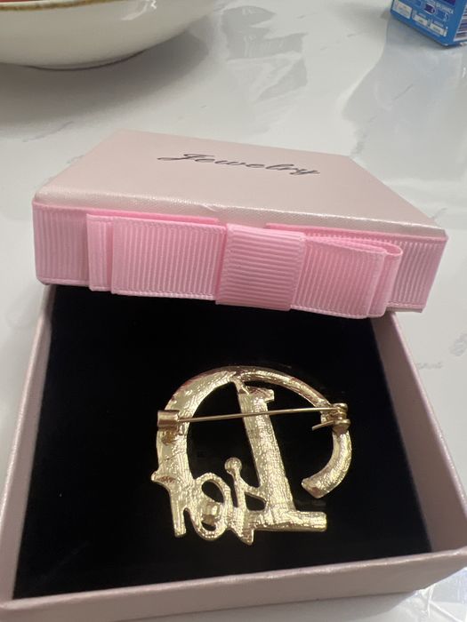 Broșă eleganta Dior