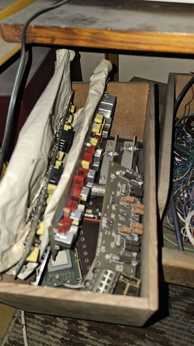 Radiouri si diferite componente pentru electronica.
