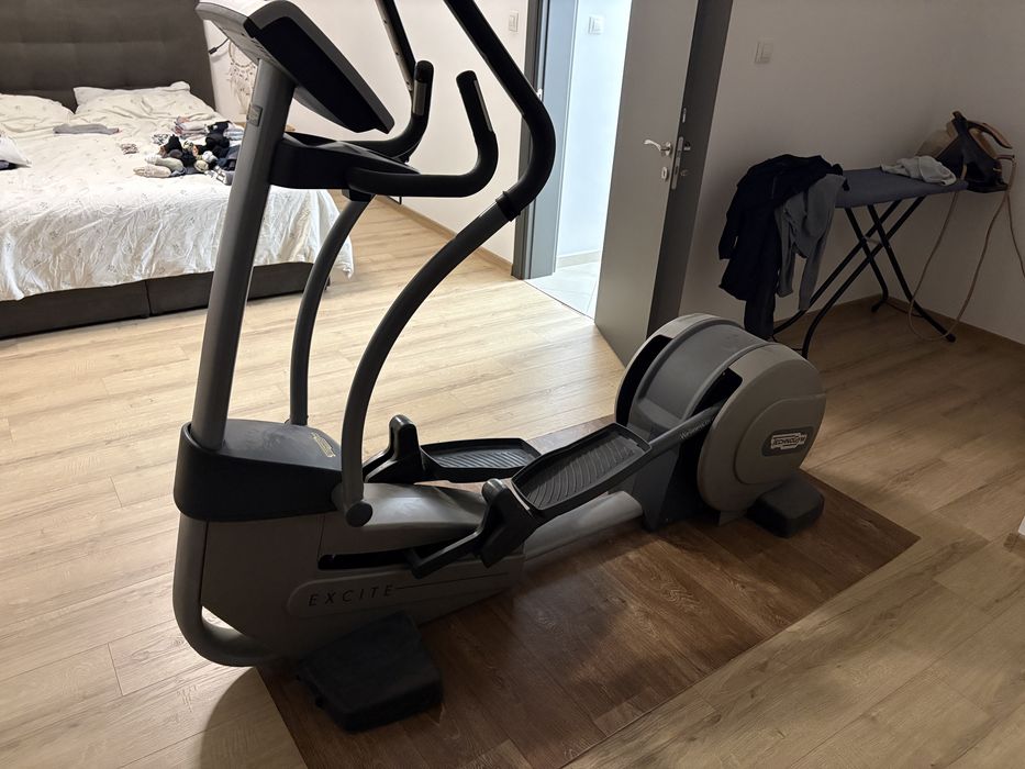 Кростренажор Technogym Synchro 1000 Elliptic LED