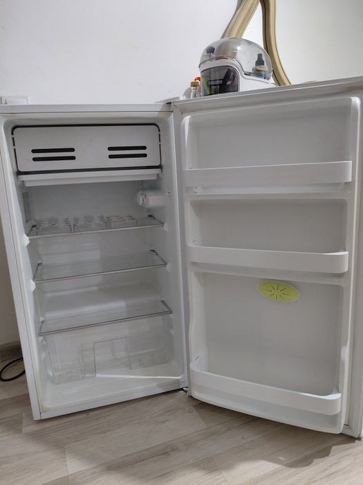 MIDEA мини холодильни-морозилник очень хорошем состоянии
