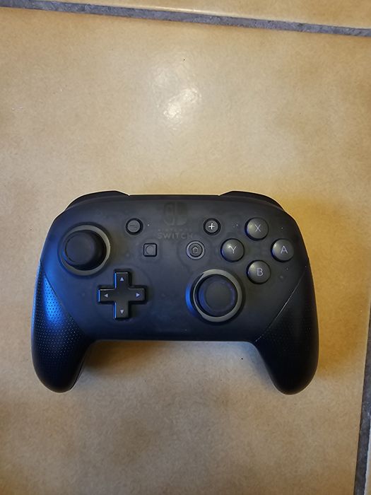 Nintendo Switch Pro Controller original, in stare foarte buna, perfect functional.