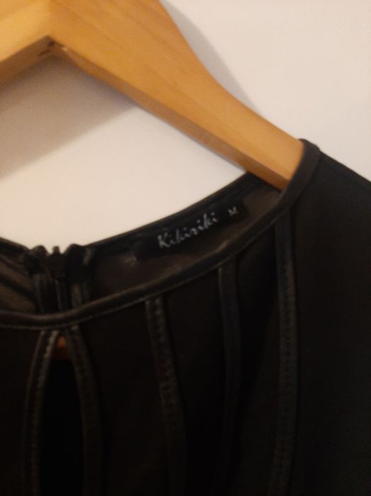 Vând rochie cu inserții de piele și plasa