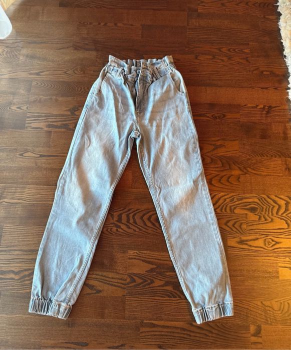 Blugi lejeri Bershka – XS – Stil modern și super confortabili!