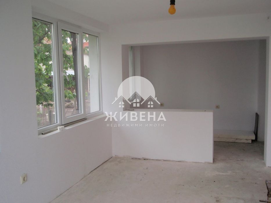 Продавам къща с РЗП: 285 кв.м, двор 1200 кв.м, с. Бенковски